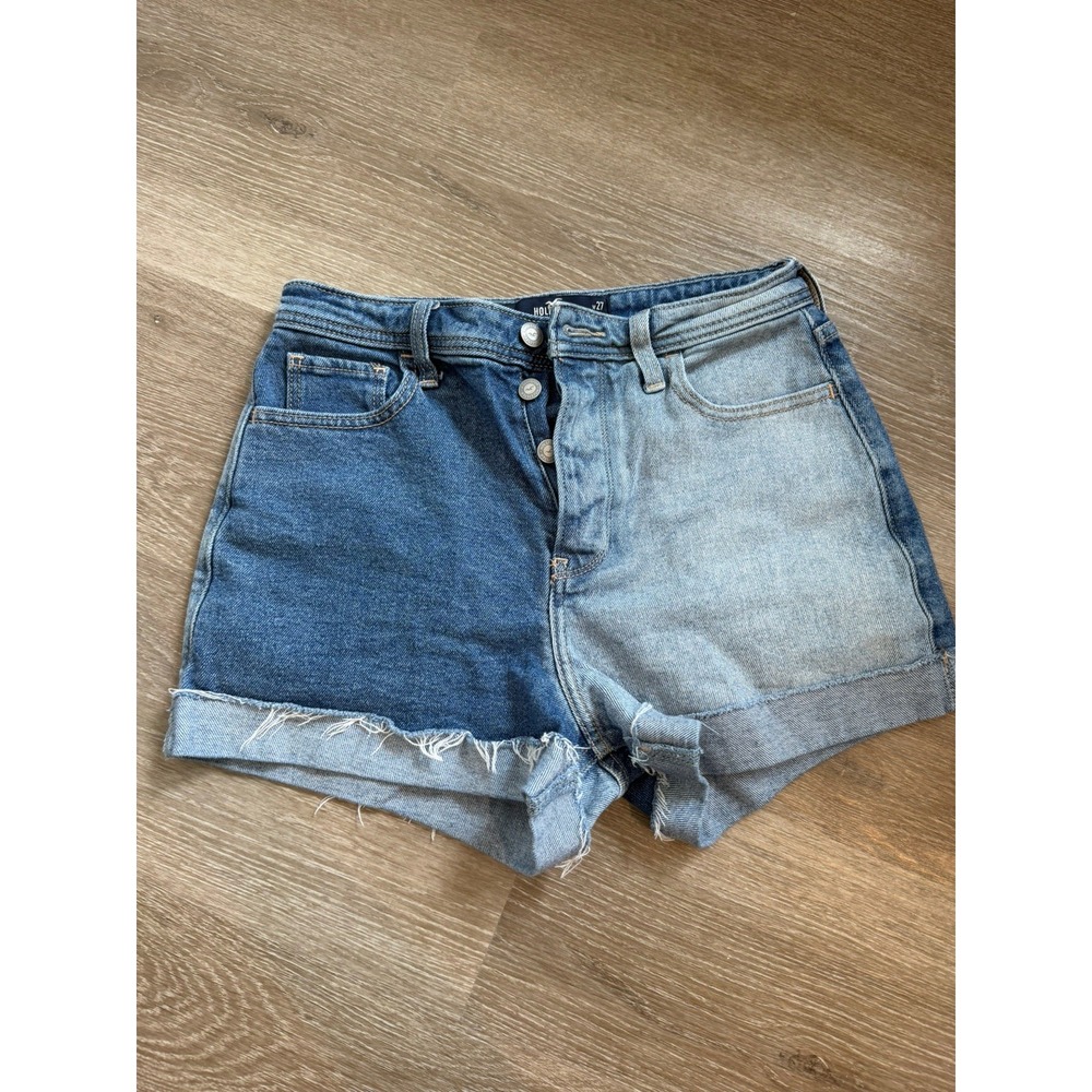 Hollister ultra high-rise Mom denim jean short. Women's Size 5 w27